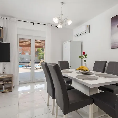 Mira By Interhome * Pinezići