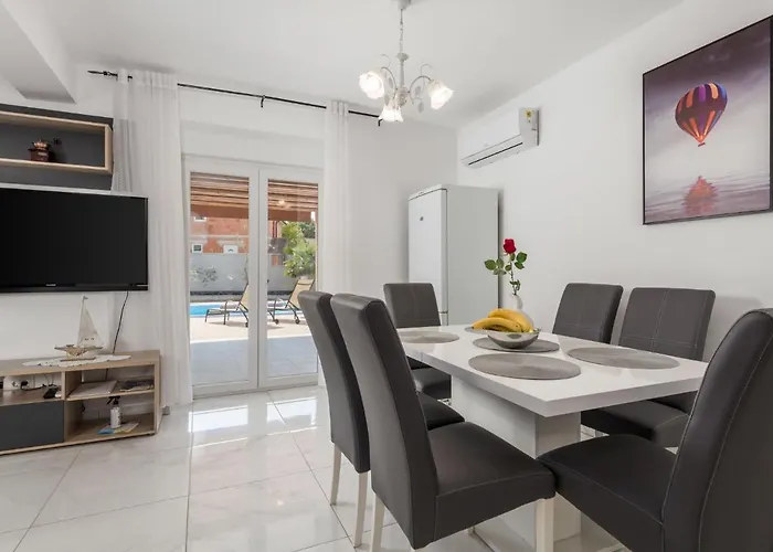 Mira By Interhome * Pinezići
