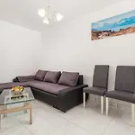 Semesterbostad Mira By Interhome