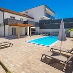 Mira By Interhome * Pinezići